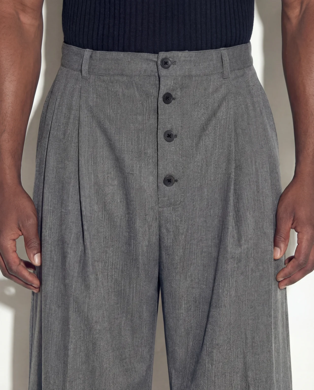 Detalle de la botonadura a la vista del Henley Concrete Trouser